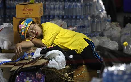 Protivldn demonstrantka sp na letiti Don Muang, kter thajsk ady kvli stoupencm opozice uzavely. (27.11.2008)