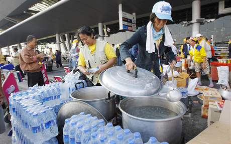 Na thajskm letiti Suvarnabhumi pipravuj demonstrantky horkou vodu. (28.11.2008)