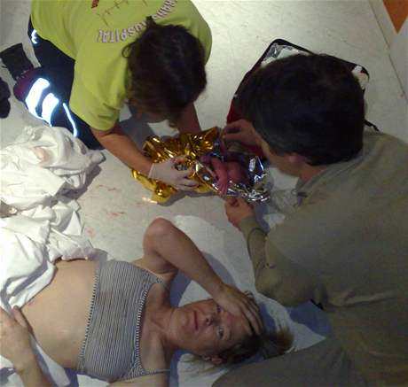 Maminka s erstv narozeno holikou, kterou pomáhali odrodit záchranái Trans Hospital