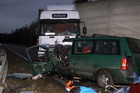Tragická nehoda kamionu a dodávky mercedes na silnici R10 (21.11.2008)