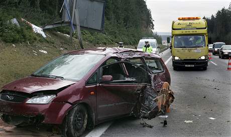 Ford Focus na místě tragické nehody na 57. kilometru dálnice D5 (26.11.2008)