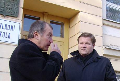 Zdenk kromach pijel do Hruovan nad Jeviovkou podpoit stávkujícího kolníka Frantika Kueru (vlevo).