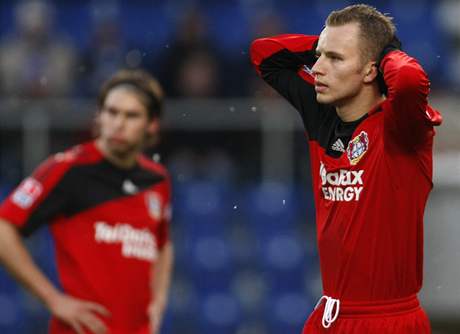 Hrái Bayernu Leverkusen Michael Kadlec (vpravo) a Patrick Helmes.