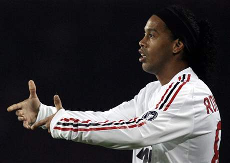 Ronaldinho v neperuené he trefil úmysln loktem trefil do oblieje eského stopera Davida Rozehnala.