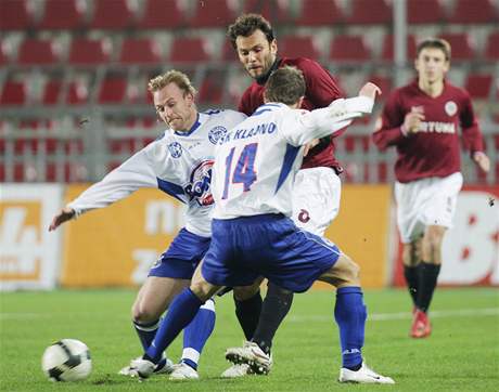 Sparan Patrik Berger v obklíení hrá Kladna. Soupei dal nakonec ti góly.