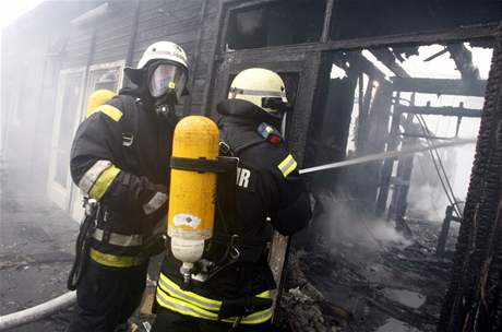 Hasii likvidují poár karanténní budovy na berlínském letiti Tegel (20. listopad 2008)