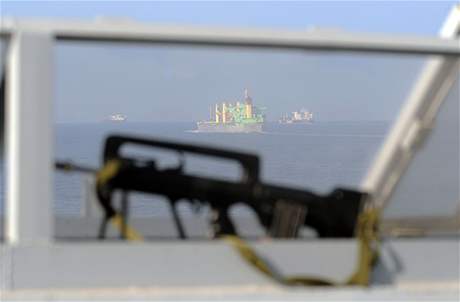 Výhled z francouzské fregaty Nivose, která má za úkol v Adenském zálivu chránit nákladní lod ped piráty. (28. listopad 2008) 