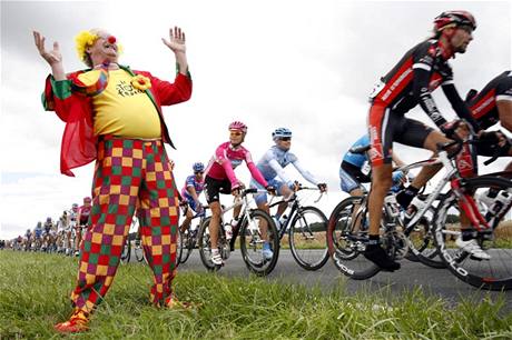 Pi zákazu vysílaek bude klaun u silnice pro cyklisty nemilým pekvapením.