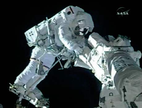 Krom opravy loiska mají astronauti pipevnit na ISS kameru, anténu GPS a zábradlí