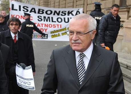 Prezident Václav Klaus ped Ústavním soudem, který rozhodoval, jestli je Lisabonská smlouva v rozporu s eským ústavním poádkem, i nikoli.
