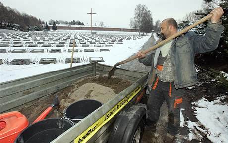 Ivan Lovsz z firmy Trade Fides pipravuje materil k instalovn sloupku na osvtlen hbitova