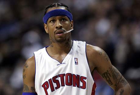 Allen Iverson jet v dresu Detroitu, nyní je hráem Memphisu