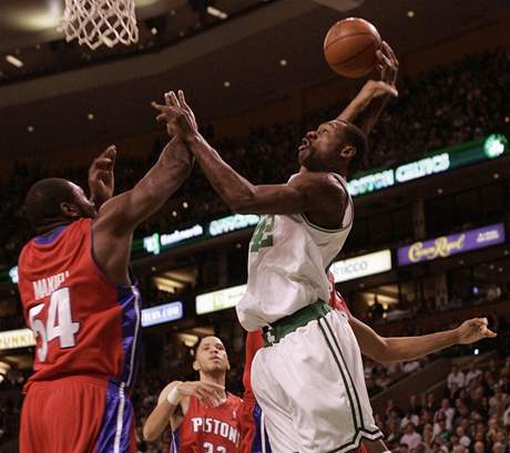 Basketbalista Bostonu Celtics Tony Allen (vpravo) v souboji pod koem s hráem Detroitu Pistons Jasonem Maxiellem