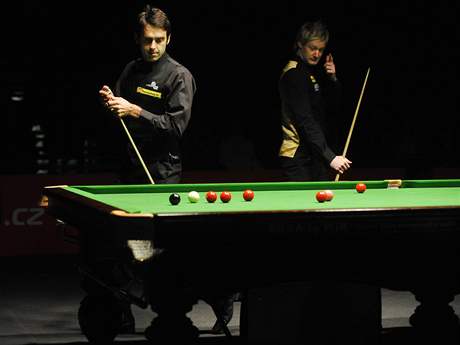 Mistr svta ve snookeru Ronnie O´Sullivan (vlevo) a pikový australský hrá Neil Robertson (vpravo) pi snookerové exhibici v Praze.