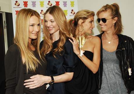 Topmodelky v Praze: zleva Karen Mulder, Pavlna Nmcov, Tereza Maxov a Eva Herzigov