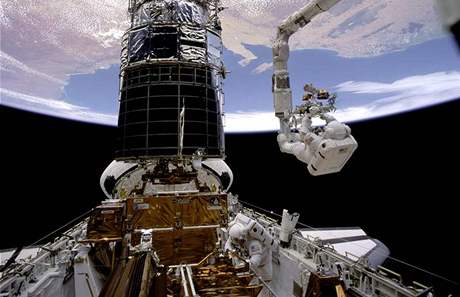 V dalím výstupu musí astronauti opravit istící zaízení, které mimo jiné promuje mo na vodu. Ilustraní foto