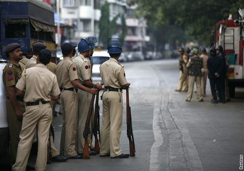 Indická policie zaujímá pozice k útoku na idovské centrum v Bombaji, které obsadili teroristé (28. listopadu 2008)