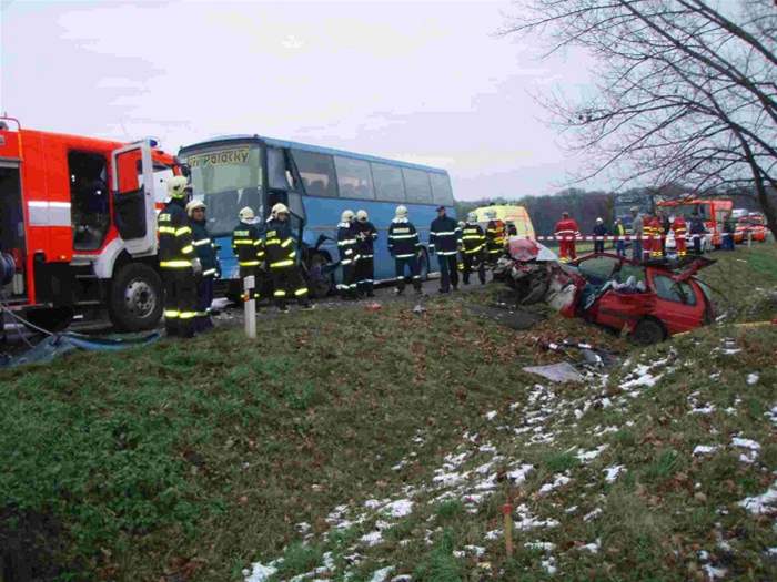 idi strhl autobus do protismru, kde vrazil do Fordu Escort. idie museli hasii vystíhat.