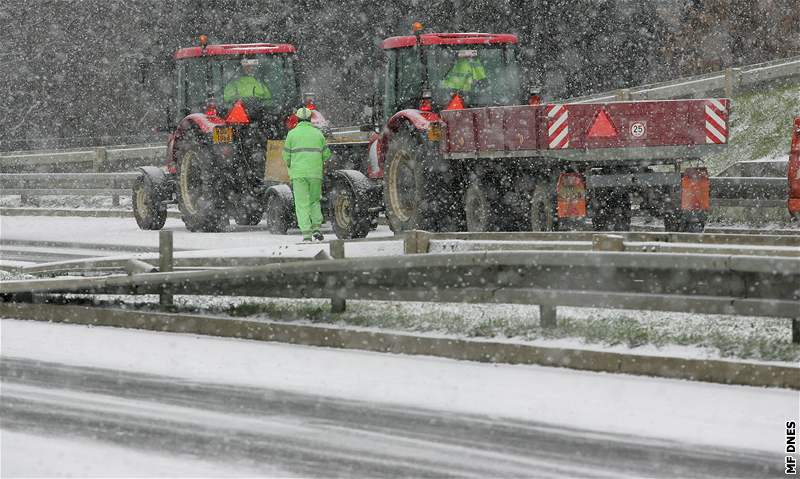 První sníh v Brn - silniái pracují na výpadovce z Brna do Svitav