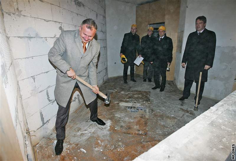 Pracovníci firmy Unistav zaali s likvidací ruin zimního stadionu v Brn - na snímku námstek primátora Ladislav Macek
