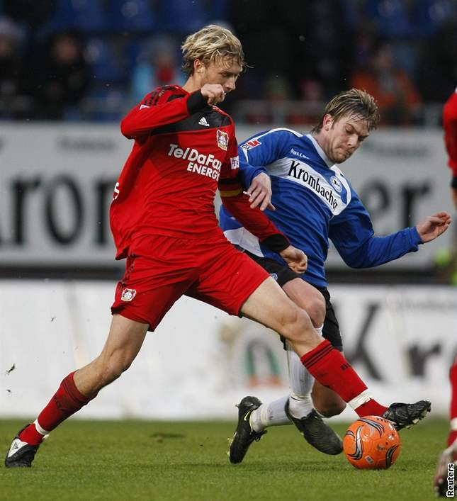 Bielefeld - Leverkusen: Záloník Thorben Marx (vpravo) v souboji se Simonem Rolfesem z Leverkusenu. 