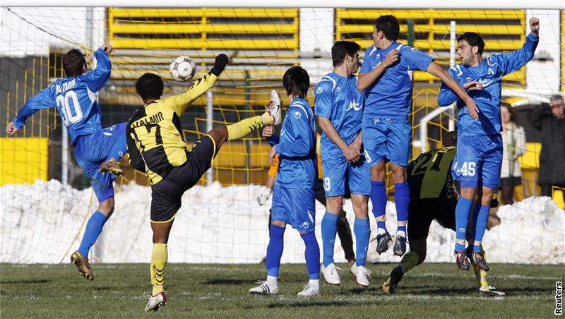 Minior Pernik- Levski Sofia: domácí Zesus Valmir (ve lutém) rozehrává pímý volný kop