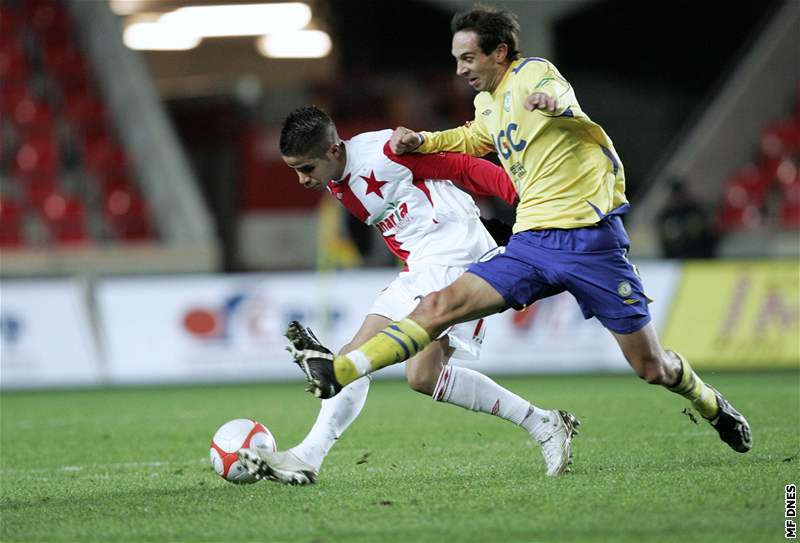 Slavia - Teplice: Tijani Belaid uniká Vlastimilu Vidlikovi