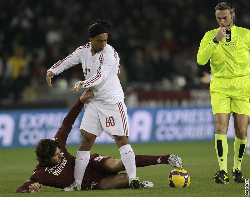 AC Milán - Turín: Ronaldinho bojuje o mí s Francescem Pratalim