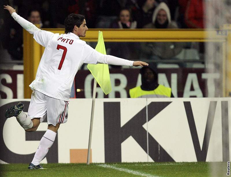 AC Milán - Turín: Milánský Pato oslavuje gól