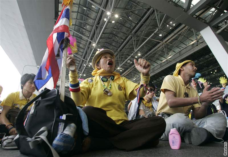 Thajtí demonstranti obléhají letit v Bangkoku. (26. listopadu 2008)