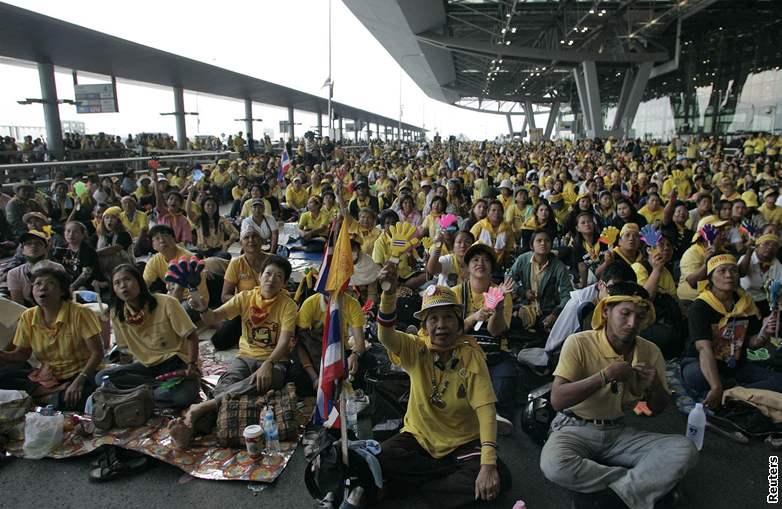 Thajtí demonstranti obléhají letit v Bangkoku, tisíce turist v letitní hale uvázly (26. listopadu 2008).