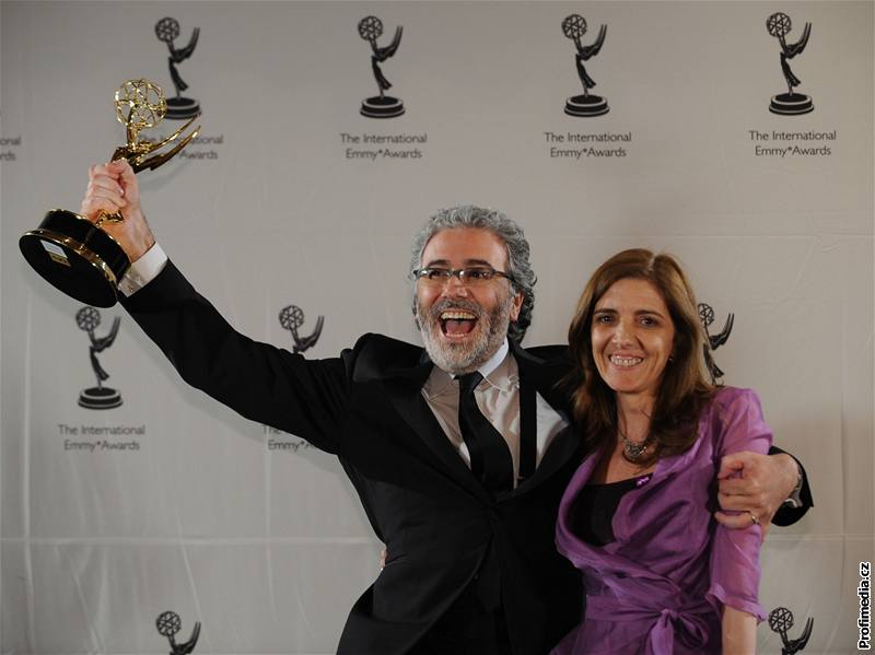 Claudio Villarruel (vlevo) a Bernarda Llorente se radují za Argentinu, která získala mezinárodní televizní cenu Emmy za drama drama Television por la identidad (Televizní identifikace).