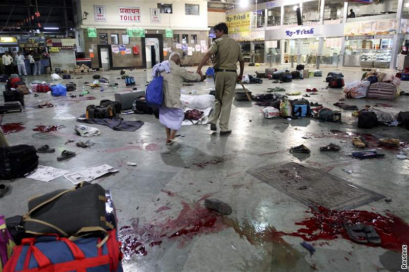 Teroristé udeili na nkolika místech Bombaje.