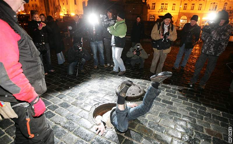 Otvor na Staromstské námstí, do kterého pak dlníci usadili vánoní strom