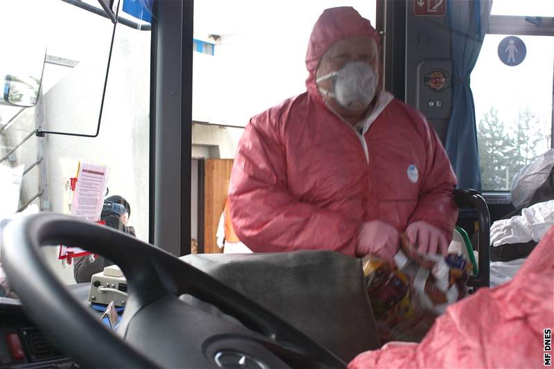Cviení Zóna 2008, zamstnanci Dukovan nastupují do evakuaního autobusu
