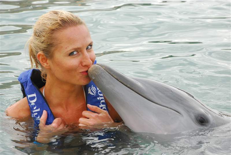 Romana Pavelková plavala v moi s delfíny