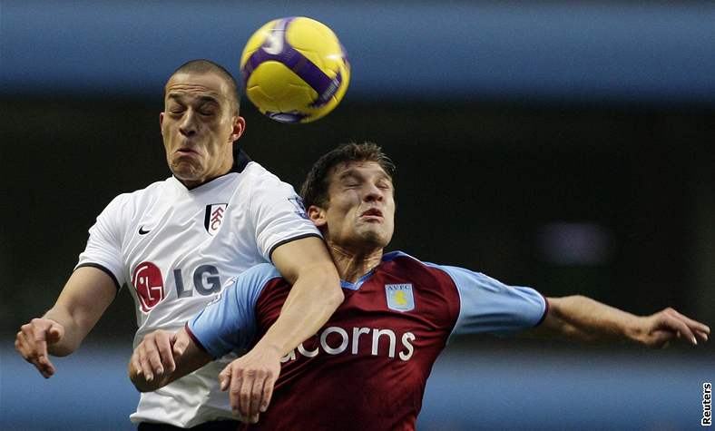 Aston Villa - Fulham: Petrov (vpravo) a Zamora