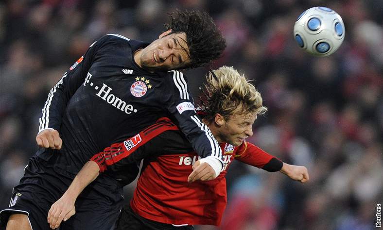Leverkusen - Bayern Mnichov: Rolfes (vpravo) v hlavikovém souboji s Tonim