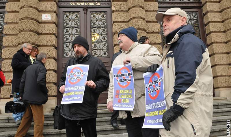 Demonstrace Národní strany proti Lisabonské smlouv ped Ústavním soudem v Brn