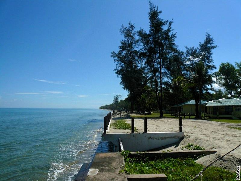 Borneo: nádherné, teplé a isté moe na prázdné plái u hotelových resort severn od Kota Kinabalu