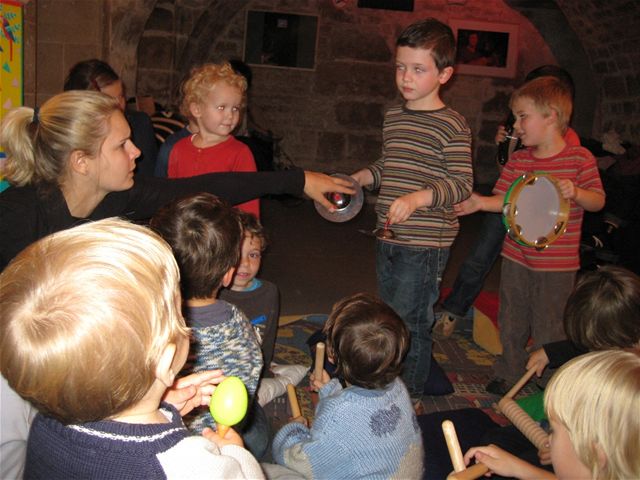 V České škole bez hranic děti rády hrají na Orffovy nástroje.