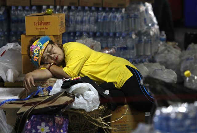 Protivládní demonstrantka spí na letiti Don Muang, které thajské úady kvli stoupencm opozice uzavely. (27.11.2008)
