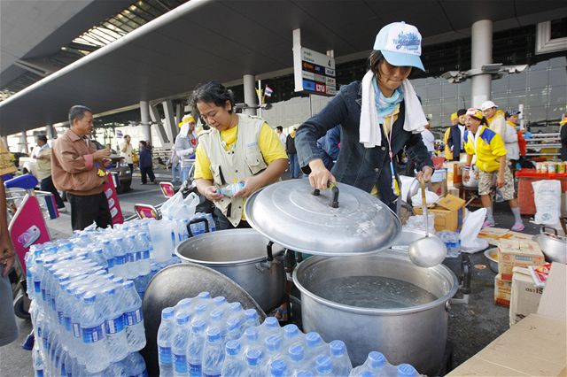 Na thajském letiti Suvarnabhumi pipravují demonstrantky horkou vodu. (28.11.2008)