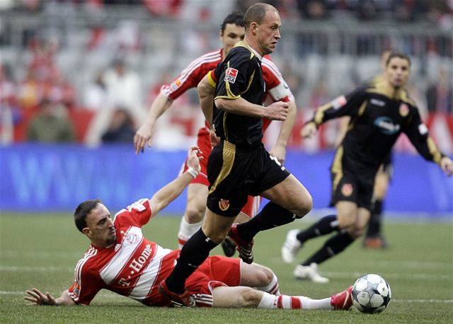 Francouz Franck Ribery (na zemi) z Bayernu Mnichov brání Timo Rosta z Chotbuze.