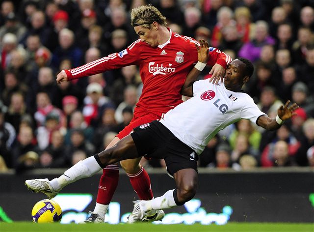 Liverpool - Fulham: John Pantsil (vpravo) a domácí Fernando Torres.