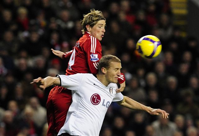 Liverpool - Fulham: hostující Brede Hangeland (dole) a Fernando Torres.