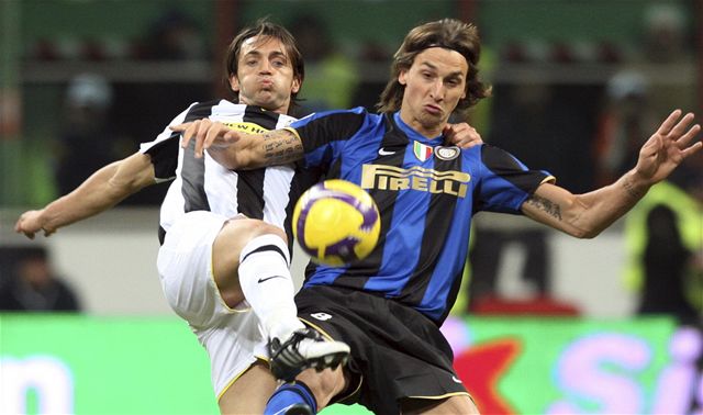 Inter Milán - Juventus Turín: domácí Zlatan Ibrahimovic (vpravo) a Nicola Legrottaglie.
