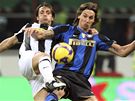 Inter Milán - Juventus Turín: domácí Zlatan Ibrahimovic (vpravo) a Nicola Legrottaglie.