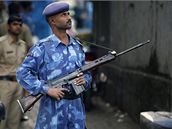 Indická policie zaujímá pozice ped útokem na idovské centrum v Bombaji, které obsadili teroristé (28. listopadu 2008)
