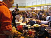 Známý kucha� Ond�ej Slanina servíruje d�tem ku�e na nudli�ky s ke�u. D�tem...